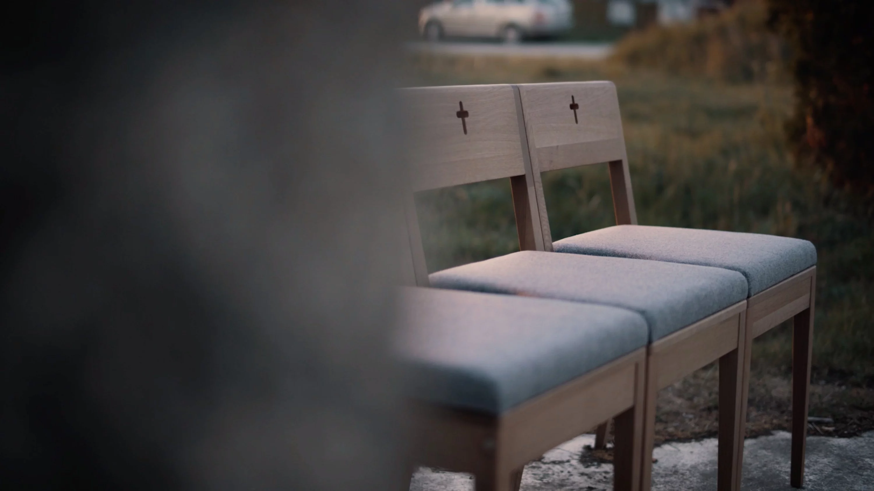 Minimalistisch design van koppelbare en stapelbare kerkstoelen ZOE